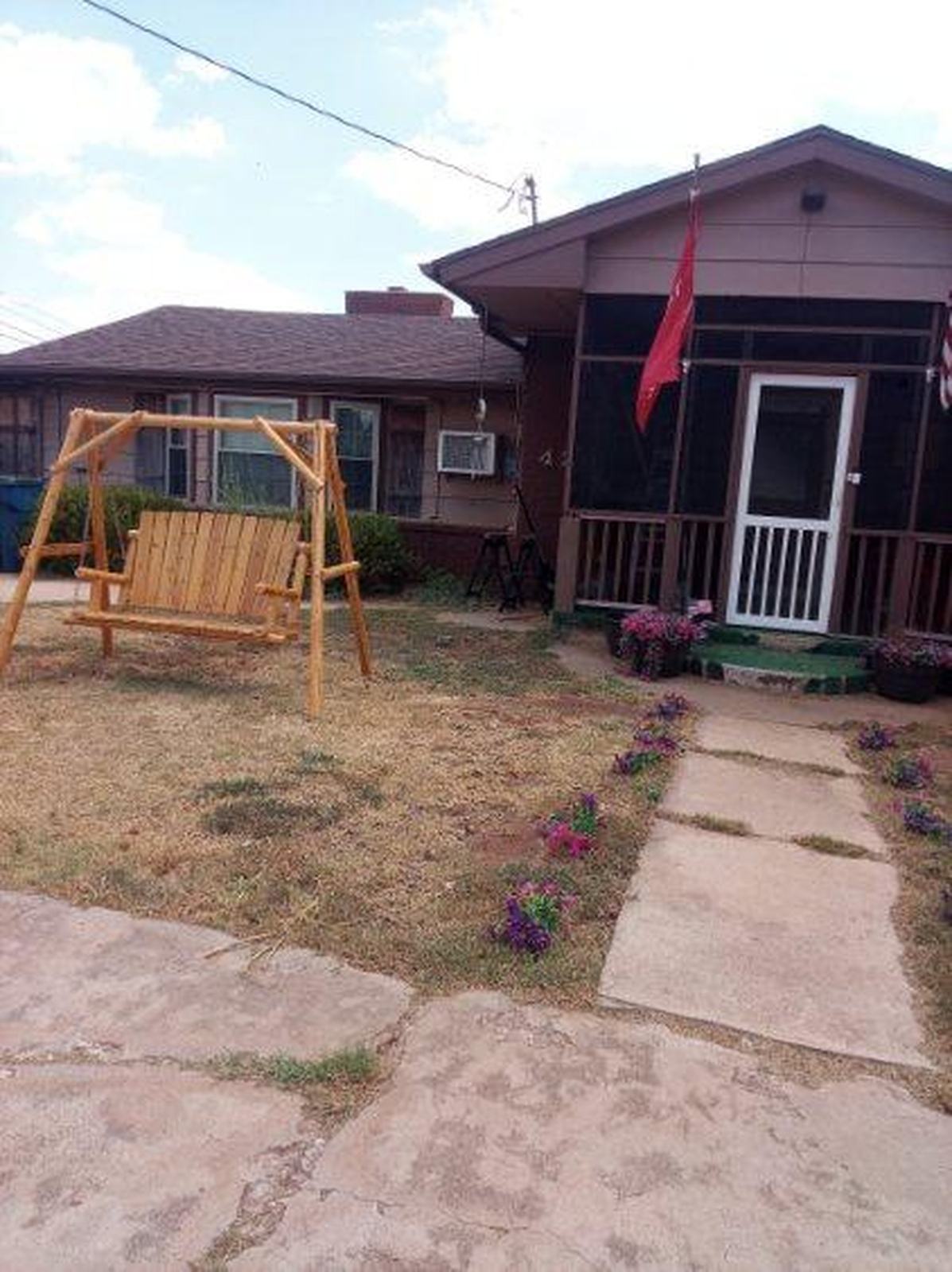 420 W 8th St, Cordell OK 73632