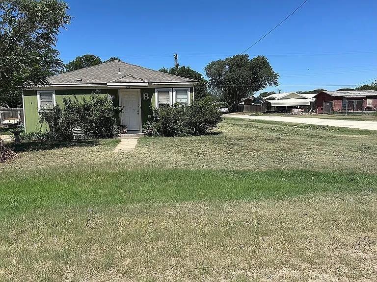 2301 E 1st St, Petersburg TX 79250